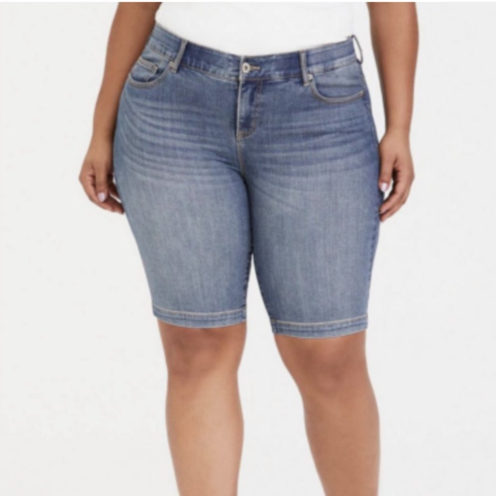TORRID DENIM PREMIUM STRETCH MEDIUM WASH BOMBSHELL SKINNY BERMUDA